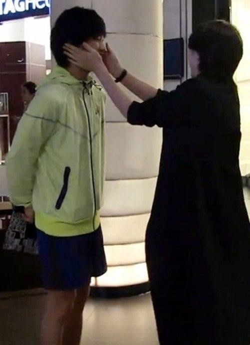 김수현(배우),김혜수(배우)
6일 한 온라인 커뮤니티 게시판에는 ‘김혜수 김수현 쓰담쓰담’이라는 제목으로 한 장의 사진이 ... 찍힌 것으로 김혜수는 김수현의 볼을 양손으로 쓰다듬으며 애정을 드러내고 있다. 김혜수 김수현 쓰담쓰담 사진을 본 네티즌들은 “김혜수 김수현 쓰담쓰담, 부럽다 ”