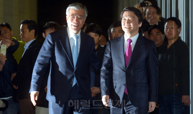 문재인(국회의원/민주통합당),안철수(기업인/교수)
민주통합당 문재인 대선 후보와 무소속 안철수 대선 후보가 6일 오후 서울 용산구 백범기념관에서 야권 후보 단일화 논의를 위한 첫 단독 회동에서 환하게 웃으며 취재진앞에서 포즈를 취하고 있다.