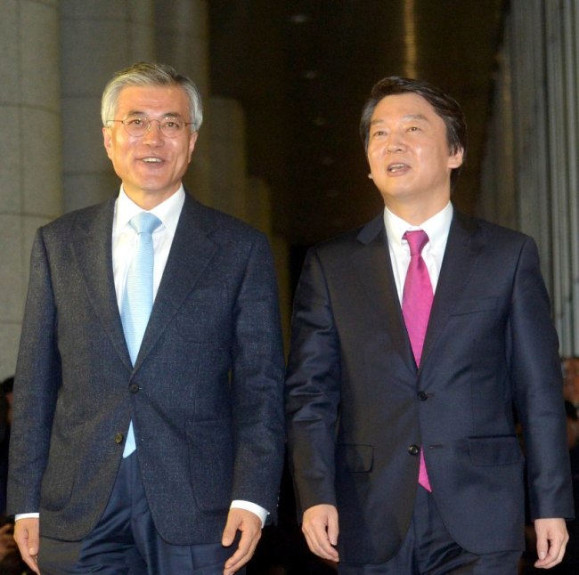 문재인(국회의원/민주통합당),안철수(기업인/교수)
Independent candidate Ahn Cheol-soo (right) and Democratic United Party candidate Moon Jae-in walk out after their meeting at the Kim Koo Museum and Library in Seoul on Tuesday. Kim Myung-sub/The Korea Herald
