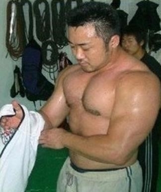 마동석(배우)
사진 속 마동석은 근육이 일반인에 비해 과도하게 많은 상태이다. 마동석은 지난 8월 14일 영화 ‘이웃사람’ 언론시사회와 기자간담회에서“예전에 근육이 과하게 많아 현재 30kg을 감량했다”고 밝힌 바 있다. 마동석 30kg 감량 전 사진을 본 누리꾼들은 “마동석 30kg 감량 전, 정말 헐크였네 ”, “마동석 30kg 감량 전, 지금이 낫다 ”, ,“형님 ” 등 다양한 반응을 보였다
