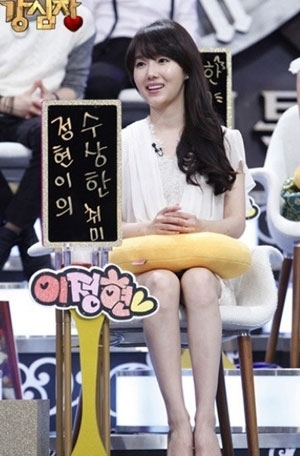 이정현(가수/배우)
이정현 루머 해명이 누리꾼의 관심을 끌고 있다. 이정현은 지난 6일 방송된 SBS 예능프로그램 ‘스타킹’에 출연해 신들렸다는 루머에 대해 해명했다. 이날 방송에서 이정현은 “신들렸다는 소문 때문에 내가 대기실에 들어가면 조용해지며 길이 갈렸다”고 말문을 열었다.