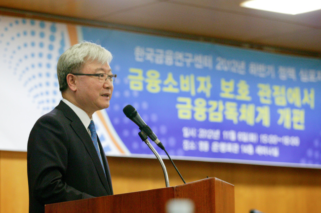 김석동(공무원/금융위원회 위원장)
김석동 금융위원장이 지난 6일 서울 명동 은행회관에서 열린 한국금융연구센터 주최 ‘금융소비자 보호 관점에서 본 금융감독체계 개편’ 심포지엄에 참석해 축사를 하고 있다. 김 위원장은 이날 기자들과 만나 “금융행정 부문이 독자적으로 조직돼 글로벌 금융위기를 성공적으로 극복하는 데 도움이 됐다”면서 “금융위기 징후가 있는 상황에서 금융시장을 안정시킬 수 있는 체제로 정비돼야 한다”고 말했다. [사진제공=금융위원회]