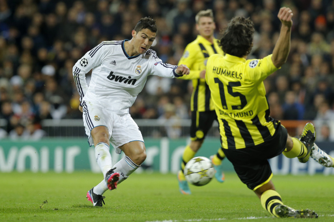 Real Madrid’s Cristiano Ronaldo takes a shot on goal on Tuesday.   AP-Yonhap News