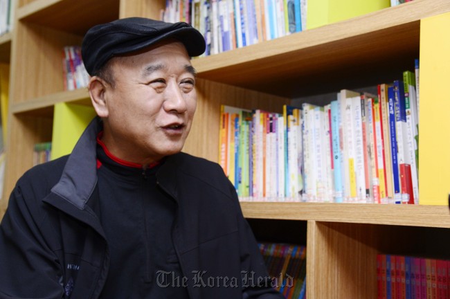 Taxi driver Kim Young-chan talks about his volunteer activities in a recent interview.   Park Hae-mook/The Korea Herald