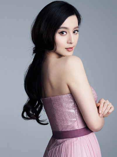 판빙빙(범빙빙/Fan BingBing/배우)
판빙빙(范·사진)이 온다고? 나 유급당할래.” 미녀 배우 판빙빙이 중국의 경영자 양성 과정인 창장(長江)상학원에 입학한다는 소문이 전해지자 이 학교가 술렁이고 있다. 심지어 ...1981년생으로 나이 조건이 충족되고, 지난 2007년 소속사인 화이슝디와 결별한 후 ‘판빙빙공작소’라는 회사를 차린 지 5년이 넘어 이 모든 조건에 부합한다.