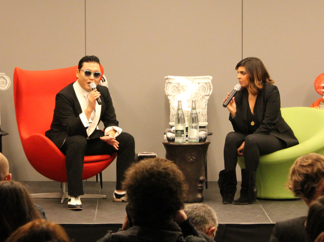 싸이(좌/박재상/가수)
“Gangnam Style” rapper Psy (left) speaks during a press conference in Paris on Tuesday.   Yonhap News