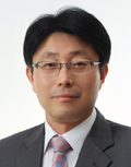 심제천(공무원/관악구청)
서울 관악구청 홍보전산과장으로 근무하고 있는 심제천 사무관은 ‘공무원, 안주(安住)는 독(毒)이다’ 라는 제목의 21세기를 살아가는 공무원들을 위한 지침... 있었으면 좋겠다는 생각으로 책을 쓰게 됐다”고 출판 동기를 밝혔다. 책에서 그는 지방공무원들의 역할에 대해 “지방화를 주도해야 할 막중한 책임 앞에서 지방공무원들이 현실에 안주...