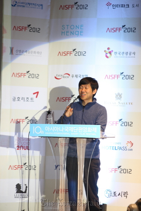 김진만(영화감독)
Director Kim Jin-man, top prize winner of this year’s AISFF, speaks after receiving the award on Tuesday in Seoul.   ASIFF