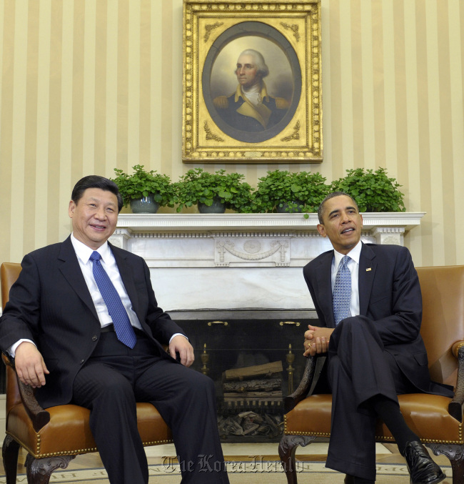 시진핑(좌/Xi Jinping/중국 부주석),버락 오바마(Barack Obama/정치인/미국대통령)
President Barack Obama sits with Chinese Vice President Xi Jinping at the White House in February.   AP-Yonhap News