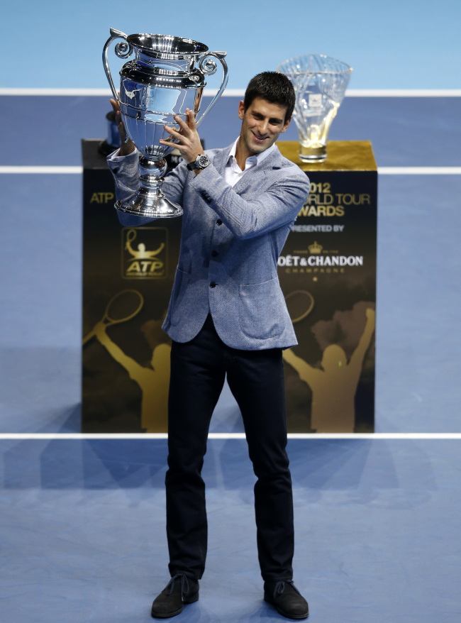 노박 조코비치(Novak Djokovic/테니스선수)
Novak Djokovic of Serbia poses with the trophy that honors his ATP No. 1 ranking in London on Tuesday.   Xinhua-Yonhap News