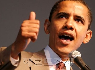 버락 오바마(Barack Obama/정치인/미국대통령)
6일(현지시간) 치러진 미국 대선에서 버락 오바마 미국 대통령이 재선에 성공했다고 미국 언론이 일제히 보도했다. 4년전 미 역사상 최초의 흑인대통령이 됐던 오바마 대통령이 재선 고지에 올라 새로운 역사를 쓰게 됐다. CNN방송 등 현지 언론들은 이날 오후 11시 20분(한국시간 7일 오후 1시 20분)께오바마 대통령의 당선을 일제히 ...