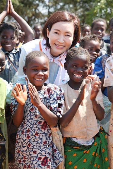 정애리(배우)
밝혔다. 11월 7일 오후 서울 목동 SBS사옥 13층에서 SBS 미디어데이에서는 ... 울타리가 될 수 있다면 봉사 이상으로 큰 가치가 있는 것 같다. 나를 위해서라도 나는 봉사활동을 갈 수 밖에 없다”고 덧붙였다.