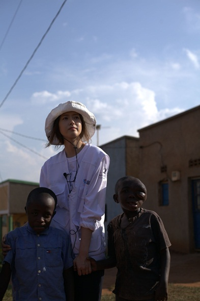 고아라(배우)
배우 고아라가 르완다에서 만난 현지 아이들을 떠올리며 눈물을 흘렸다. 11월 7일 오후 서울 목동 SBS사옥 13층에서 SBS 미디어데이에서는 배우 정애리, 정진영, 문정희, ...마누엘은 모레벼룩과 함께 지내는 친구다. 그 친구 손과 발에는 기생충이 살고 있다”고 봉사활동을 가서 만난 현지인 친구를 소개했다.