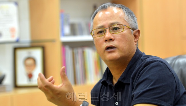 송승환(배우/공연기획자)
송승환 PMC프러덕션 회장이 문화예술 훈장을 받는다. PMC프러덕션은 오는 19일 열리는 ‘2012 대한민국 대중문화예술상’에서 송승환 회장이 문화예술발전에 기여한 공적을 인정받아 문화훈장 보관장을 수상하게 됐다고 7일 밝혔다.
