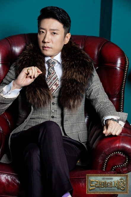 김명민(배우)
배우 김명민 주연의 드라마가 방송 2회만에 광고가 모두 팔리면서 명품배우임을 다시 한번 입증했다. 5일 첫 방송된 SBS드라마 ‘드라마의 제왕’은 2회분 광고가 모두 팔리는 경사를 맞았다. 해당 드라마는 회당 36개의 광고를 팔 수 있어 총 72회를 판 셈이다.
[사진출처=SBS '드라마의 제왕' 공식 홈페이지]