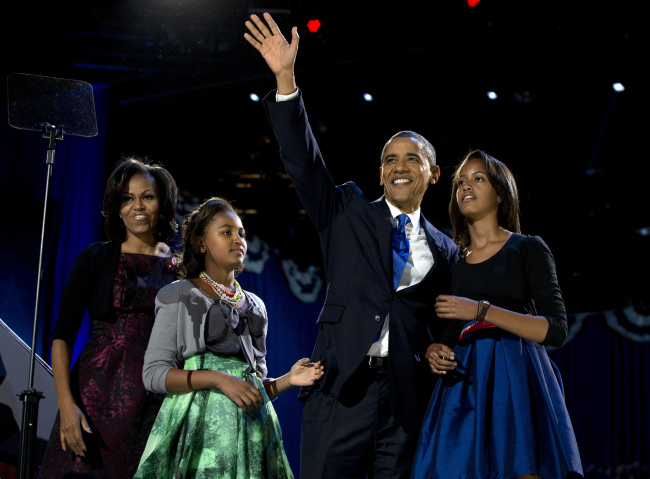 미셀 오바마(좌부터/Michelle Obama/변호사/미국영부인),사샤 오바마(Sasha Obama/미국대통령 버락오바마 딸),버락 오바마(Barack Obama/정치인/미국대통령),말리아 오바마(Malia Obama/미국대통령 버락오바마 딸)
President Barack Obama waves as he walks on stage with first lady Michelle Obama and daughters Malia and Sasha at his election night party Wednesday. (AP-Yonhap News)