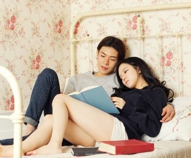 고두림(화제인물)
‘한가인 도플갱어’로 잘 알려진 고두림의 파격적인 화보가 다시 화제에 올랐다. 화제가 된 사진은 지난 5일 고두림이 자신의 미니홈피에 공개한 것. 이는 자신이 모델로 활동하는 의류쇼핑몰 화보 촬영현장에 찍은 사진이다.