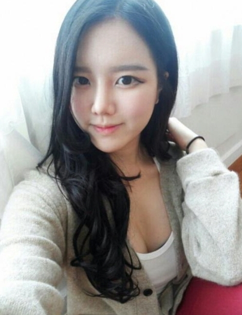 고두림(화제인물)
고두림 섹시 셀카 사진이 화제다. 한가인 도플갱어로 잘 알려진 고두림은 7일 자신의 페이스북에 셀카 사진을 올렸다. 그는 사진과 함께 “나는 여자분들이 싫어하는 스타일인가? 난 여자분들 좋은데…. 메시지 보내세요. 답장 다 해 드려요.