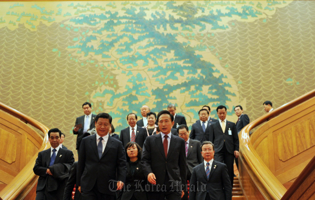 President Lee Myung-bak (first row, right) walks with Chinese Vice President Xi Jinping (first row, left) and other officials after a meeting at Cheong Wa Dae on Dec. 17, 2009. (Cheong Wa Dae)