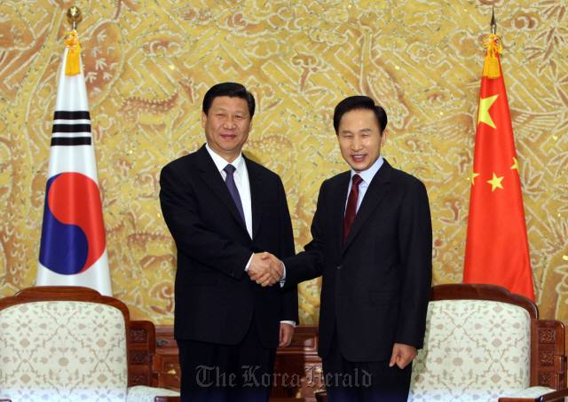 President Lee Myung-bak (right) shakes hands with Chinese Vice President Xi Jinping before a meeting at Cheong Wa Dae on Dec. 17, 2009. (Cheong Wa Dae)
