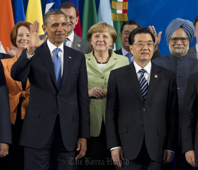 U.S. President Barack Obama (first row, left), Chinese President Hu Jintao (first row, right) pose with other leaders during the G20 Summit in Los Cabos, Mexico, June 18. (AP-Yonhap News)