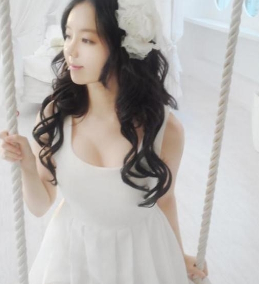 고두림(화제인물)
고두림이 최근 미니화보를 공개하면서 다시 화제에 올랐다. 공개된 화보에는 궁전에서 고두림이 흰색 원피스를 입은 채 그네를 타고 있는 모습이 담겨 있다. 특히 고두림은 가슴을 드러낸 흰색 시스루 원피스를 입고 미모를 과시하고 있다.