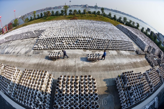Workers prepare crocks used to store yellow rice wine at Pagoda Wine Brewery in Shaoxing, east China's Zhejiang Province, Nov. 6. (Xinhua-Yonhap News)