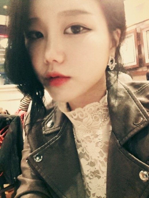 고두림(화제인물)
한가인 닮은꼴’로 유명한 얼짱 모델 출신 고두림이 고혹적인 메이크업을 공개했다. 고두림은 지난 5일 자신의 미니홈피에 “입술색 정말 예쁘다. 이 립스틱 구입해야지”라는 글과...림이 검정색 가죽 자켓을 입고 고혹적인 아이메이크업을 한채 포즈를 취하고 있다. 고두림의 고혹적인 메이크업을 접한 누리꾼들은 “고두림, 역시 한가인 도플갱어답다”