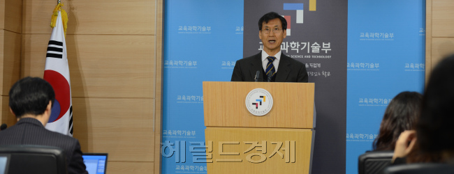 8일 전국적으로 대학수학능력평가시험이 치러지는 가운데 정부1청사에서 권오량 수능출제위위원장이 올해 출제된 시험문제에 대하여 설명을 하고 있다.<br />정희조 기자/checho@heraldcorp.com 121108
8일 전국적으로 대학수학능력평가시험이 치러지는 가운데 정부1청사에서 권오량 수능출제위위원장이 올해 출제된 시험문제에 대하여 설명을 하고 있다.
정희조 기자/checho@heraldcorp.com 121108