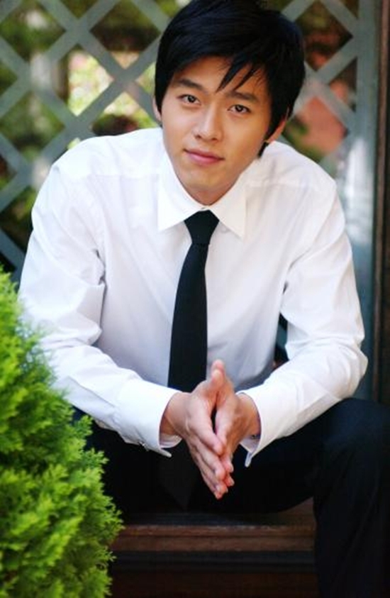 현빈(김태평/배우)
현재 해병대에 복무 중인 배우 현빈이 오랫동안 같이 일한 매니저가 설립한 오앤엔터테인먼트와 전속계약을 놓고 최종 조율 중인 것으로 밝혀졌다. 11월 8일 오전 오앤엔터테인먼트 ...이야기 하는 것이 쉽지 않다. 하지만 조만간 이야기가 끝날 것으로 보인다”고 말했다.