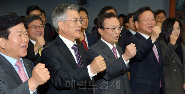 문재인 민주통합당 대선 후보가 8일 오전 서울 열등포구 당사에서 전국지역위원장 회의를 주재하기에 앞서 "사람이 먼저다"를 외치고 있다. 박현구 기자phko@heraldcorp.com
문재인 민주통합당 대선 후보는 8일 전국 지역위원장 회의에 참석 “새 정치와 정권교체를 위해 받아들일 수 있는 건 과감히 양보하고 받아들이는 자세가 필요하다”고 강조했다.  박현구 기자/phko@
