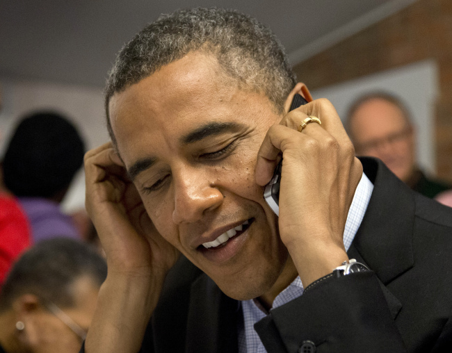 버락 오바마(Barack Obama/정치인/미국대통령)
허니문은 없었다. 반백이 된 머리는 버락 오바마 미국 대통령이 헤쳐온 지난 4년을 상징처럼 보여준다. 재선에 성공했지만 그의 흰머리는 더욱 늘어날 것 같다. 파이낸셜타임스(FT)는 오바마 대통령이 7일(현지시간) 시카고에서 바로 워싱턴DC로 돌아왔다고 8일 전했다.