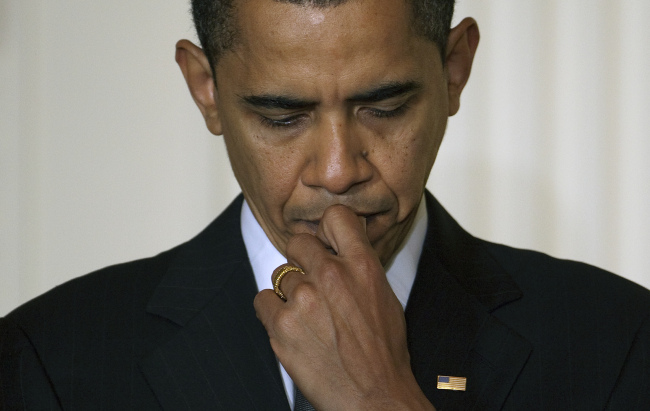버락 오바마(Barack Obama/정치인/미국대통령)
허니문은 없었다. 반백이 된 머리는 버락 오바마 미국 대통령이 헤쳐온 지난 4년을 상징처럼 보여준다. 재선에 성공했지만 그의 흰머리는 더욱 늘어날 것 같다. 파이낸셜타임스(FT)는 오바마 대통령이 7일(현지시간) 시카고에서 바로 워싱턴DC로 돌아왔다고 8일 전했다.