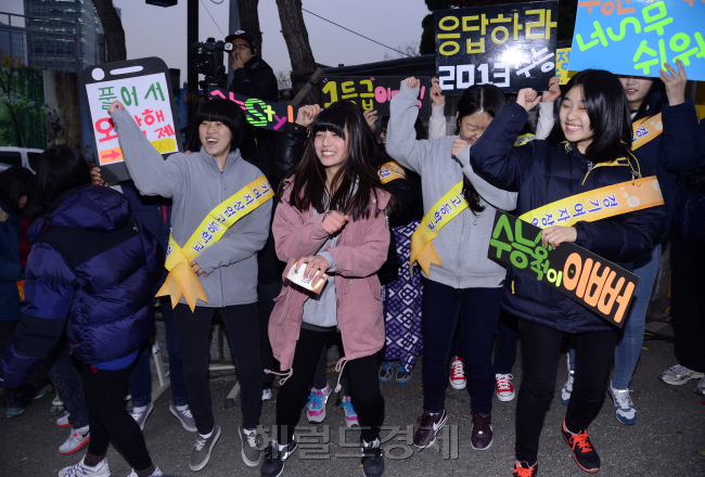 2013학년도 대학수학능력시험이 실시된 8일 오전 서울 풍문여고 앞에서 학교후배들이 말춤을 추며 선배 수험생들을 응원하고 있다. 박해묵 기자/mook@heraldcorp.com
2013학년도 대학수학능력시험이 실시된 8일 오전 서울 풍문여고 앞에서 학교후배들이 말춤을 추며 선배 수험생들을 응원하고 있다. 박해묵 기자/mook@heraldcorp.com