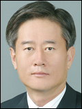 홍준석(대한LPG협회장)
대한LPG협회(협회장 홍준석·사진)는 겨울철을 앞두고 연료비 부담이 가중되는 저소득층의 따뜻한 겨울나기를 돕기 위해 국민기초생활 수급자와 차상위계층을 대상으로 난방ㆍ취사용 LPG 84만㎏을 지원한다고 8일 밝혔다.