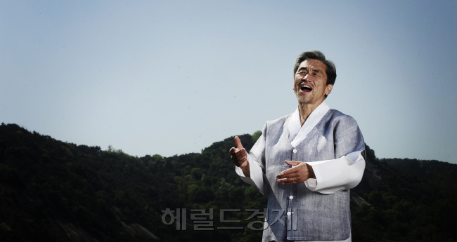 가수 장사익이 17일 오전 서울 홍지동 자택에서 본지와 인터뷰 중 봄노래를 부르고 있다. 박해묵 기자/mook@heraldm.com