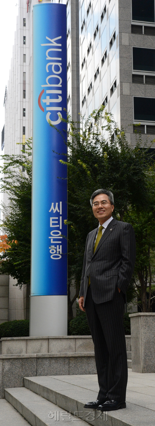 하영구(금융인/한국씨티은행장)
‘최장수 은행장’의 비결을 묻는 질문에 그는 말 그대로 ‘모범답안’을 내놨다. 1시간 넘게 진행된 인터뷰 내내 그랬다. 손을 대면 베일 듯이 반듯한 헤어스타일에서 풍겨 나오는 모범생 이미지 그대로였다. 하영구 한국씨티은행장을 만나 그의 뱅커 인생을 들어봤다.
