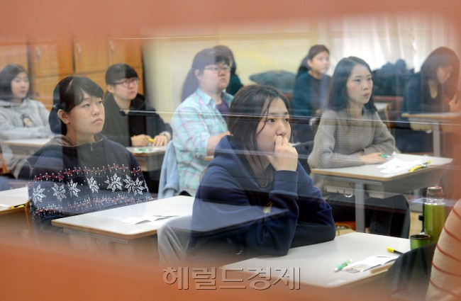 초조함 속에 수능시험이 끝나면 곧바로 가채점을 하고 정시 전략을 세워야 한다. 기말고사도 준비해야 한다. 해방감을 느낄 여유가 없는 셈이다. 8일 오전 2013학년도 수학능력시험이 전국적으로 치러지는 가운데 서울 풍문여고에서 시험을 보는 수험생들이 초조한 마음을 가다듬고 있다.  안훈 기자/rosedale@