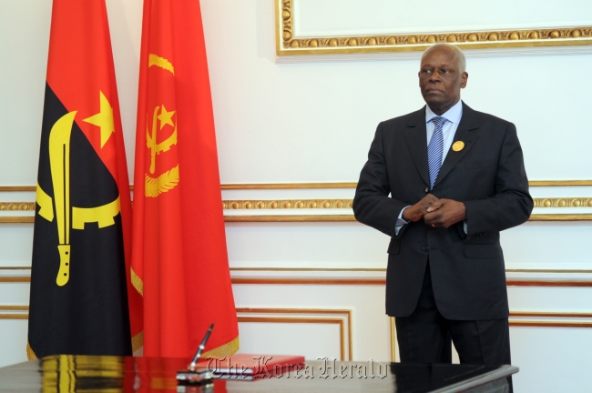 에두아르도 도스 산토스(Jose Eduardo dos Santos/앙골라 대통령)
Angolan President Jose Eduardo dos Santos poses for a photo at his presidential office just after being re-elected in August.