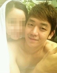이용대(배드민턴 선수)
“억울하다. 유포자를 찾아 법적으로 강력 대응하겠다” 배드민턴 월드스타 이용대(24)가 여자친구와 함께 찍은 사진이 온라인 상에 유포된 데 대해 법적 ...사진 속 장소가 수영장이다 보니 비교적 수위가 있는 모습 등에 적잖은 충격을 받았다. 이용대는 “여자친구가 있다는 걸 밝히지 않은 건 여자친구를 보호해 주기 위해서였다.