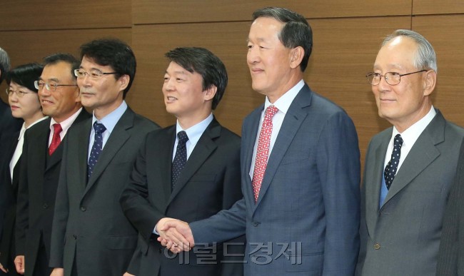 안철수 무소속 대선 후보는 8일 오전 서울 여의도 KT 사옥에서 전경련 회장단과 간담회를 갖기에 앞서 허창수 전경련 회장과 악수하고 있다.박현구기자.phko@-2012.11.08.
안철수 무소속 대선 후보는 8일 오전 서울 여의도 KT 사옥에서 전경련 회장단과 간담회를 갖기에 앞서 허창수 전경련 회장과 악수하고 있다.박현구기자.phko@-2012.11.08.
안철수 무소속 대선 후보는 8일 오전 서울 여의도 KT 사옥에서 전경련 회장단과 간담회를 갖기에 앞서 허창수 전경련 회장과 악수하고 있다.박현구기자.phko@-2012.11.08.
안철수(오른쪽 세 번째) 무소속 대선후보가 8일 오전 서울 여의도 전경련 회관을 찾아 허창수 전경련 회장과 악수하고 있다.
박현구 기자/phko@heraldcorp.com