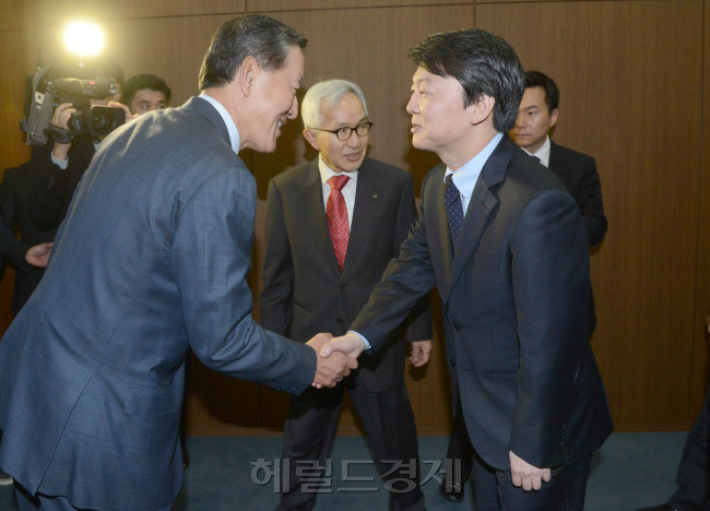 안철수 무소속 대선 후보는 8일 오전 서울 여의도 KT 사옥에서 전경련 회장단과 간담회를 갖기에 앞서 허창수 전경련 회장과 악수하고 있다.박현구기자.phko@-2012.11.08.
안철수 무소속 대선 후보는 8일 오전 서울 여의도 KT 사옥에서 전경련 회장단과 간담회를 갖기에 앞서 허창수 전경련 회장과 악수하고 있다.박현구기자.phko@-2012.11.08.
