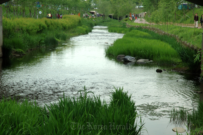 Seongnae Stream, which flows through Seoul’s southeastern district of Songpa, has been restored by KC Rivertech.   KC Rivertech