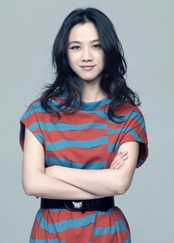 탕웨이(Tang Wei/배우)
중화권의 ‘월드스타’ 탕웨이(汤唯ㆍ33)가 분당신도시에 땅을 매입한 것으로 확인돼 관심을 끌고 있다.
탕웨이는 분당 알짜배기 지역에 13억원대의 토지를 소유하고 있는 것으로 확인됐다.
8일 온라인 커뮤니티에선 이 같은 소식이 급히 퍼져나가고 있다.
탕웨이는 등기 상 지난 7월23일 약 150평의 부지를 13억5000만 원에 산 것으로 기록돼 있다. 탕웨이는 등기를 위해 ‘6’으로 시작하는 외국인 주민번호까지 발급받은 것으로 밝혀졌다.