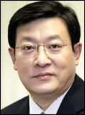 허태수(기업인/GS홈표핑 사장)
GS샵, 패션리더 홈쇼핑 선언 -8일 청담동 비욘드 뮤지엄에서 윈터 컬렉션 개최 [헤럴드경제=홍성원 기자]허태수 GS샵 대표는 8일“패션의 중심이 홈쇼핑으로 이동하고 있다”며 “과거엔 가격을 앞세워 유행을 쫓아갔다면 앞으로는 가치를 앞세워 유행을 선도하겠다”고 말했다.