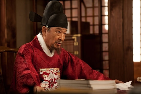 이순재(배우)
배우 이순재가 MBC 월화드라마 ‘마의’의 이병훈 감독에 대한 신뢰와 작품에 대한 애정을 드러냈다. 이순재는 그동안 이병훈 감독과 ‘허준’ ‘상도’ ‘이산’에 이어 ‘마의’에서 호흡을 맞추고 있다. 그는 “‘마의’는 이병훈 감독과 김이영 작가의 품격-지식-지혜가 결합된 작품이다. 드라마 속 대사-소품-의상 하나하나까지 역사적 고증을 철저히 지켜, 극 ...