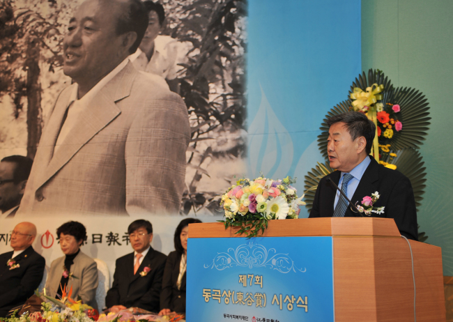 김준기(기업인/동부그룹 회장)
김준기(가운데) 동부그룹 회장은 지난 8일 강원도 춘천시 라데나 리조트에서 열린 제7회 동곡상 시상식에 참석해 수상자들을 격려했다. 김 회장은 인사말...부문 김동석 뉴저지 시민참여센터 상임이사가 선정돼 수상의 영광을 누렸다. 동곡상은 김 회장의 선친인 동곡 김진만 전 국회부의장이 1975년 강원도 발전에 이바지한 숨은 일꾼들을 ...