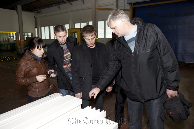 A group of Russian clients look at products made by LG Hausys during their trip to its Cheongju factory early this week.      LG Hausys