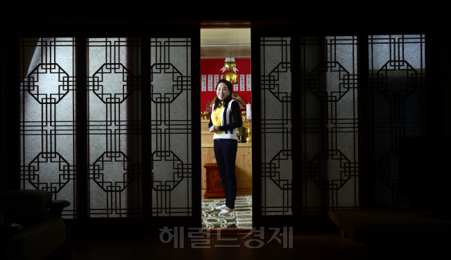 무속인 심진송. 박해묵 기자/mook@heraldcorp.com
무속인 심진송. 박해묵 기자/mook@heraldcorp.com
무속인 심진송. 박해묵 기자/mook@heraldcorp.com