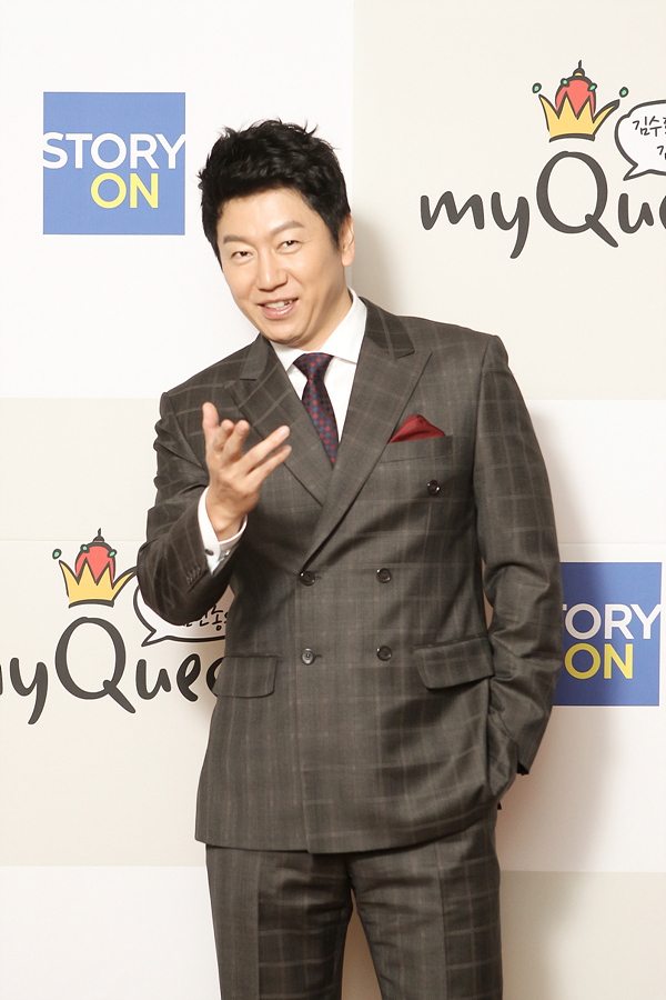 김수로(김상중/배우)
배우 김수로가 진정성을 무기로 ‘마이퀸’을 이끌어가겠다고 포부를 밝혔다. 11월 8일 오후 2시 30분 서울 종로구 더 플레이스 광교점에서는 케이블채널 스토리온 ‘김수로 김민종... “우리만이 할 수 있는 것들을 개척하고 싶었다. 그래야 누가 오거나 시즌2가 나와도 프로그램에 중심있게 흘러갈 수 있을 것 같았다.
